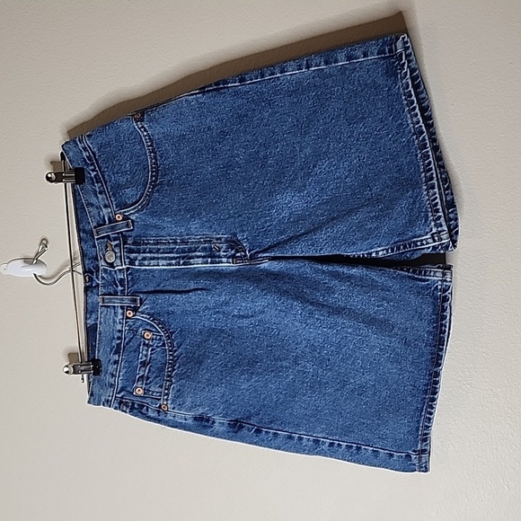 Levi's Other - Levis 550 Relaxed fit denim shorts size 32